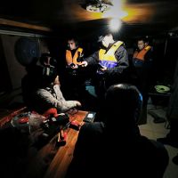 改造運輸船,盯梢民警 長江非法采砂上演“貓鼠游戲”