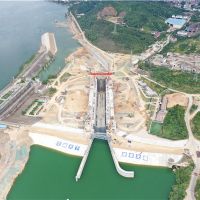 贛江全線貫通！江西萬(wàn)安樞紐二線船閘順利試通航 利好東、中部地區(qū)資源交流